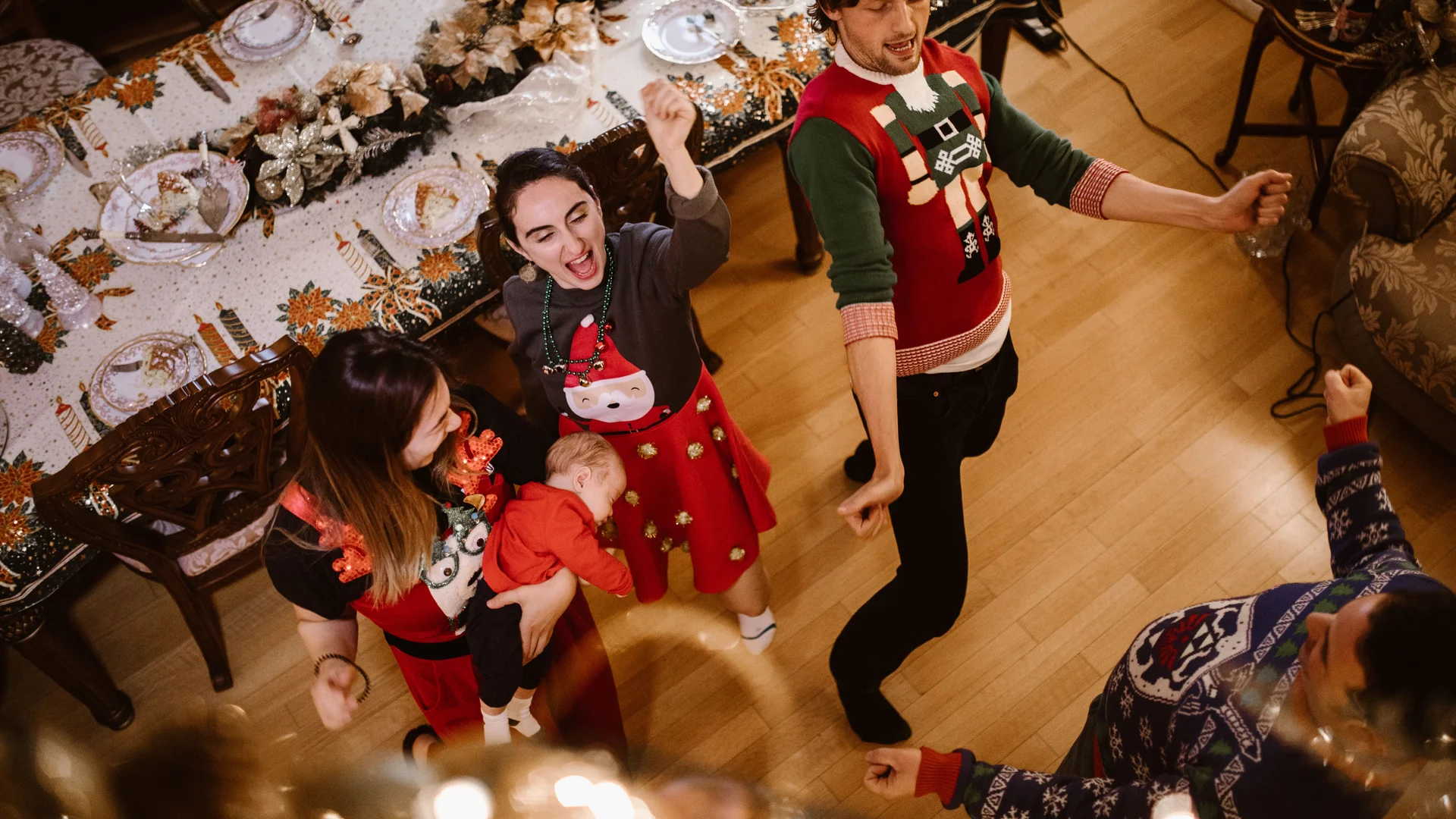 Familia bailando en la cena de posada